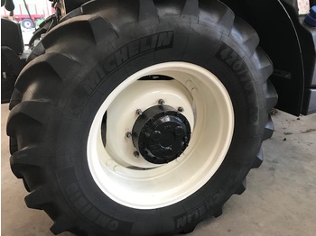 Gumiabroncsok és felnik - Traktor Michelin 520-70R38 en 420-70R28 Banden: 1 kép.