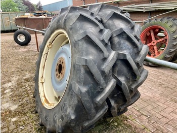 Gumiabroncsok és felnik - Traktor Pirelli 16.9R38 Ploegbanden: 1 kép.