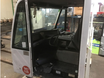 Fülke és belső tér - Daru Terex Demag AC 100 lower cabin: 5 kép.