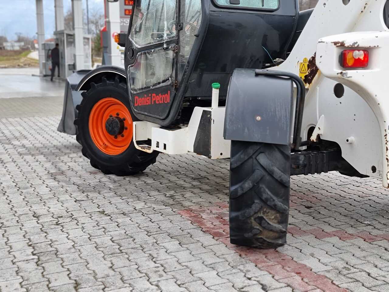 Teleszkópos rakodó BOBCAT T3571: 9 kép.