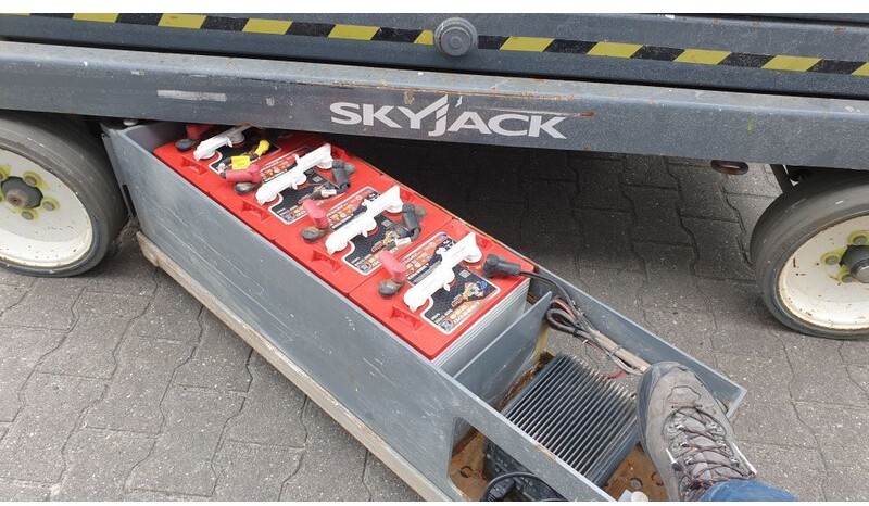 Ollós emelő Skyjack SJ4632, 11.75 meter WH: 3 kép.