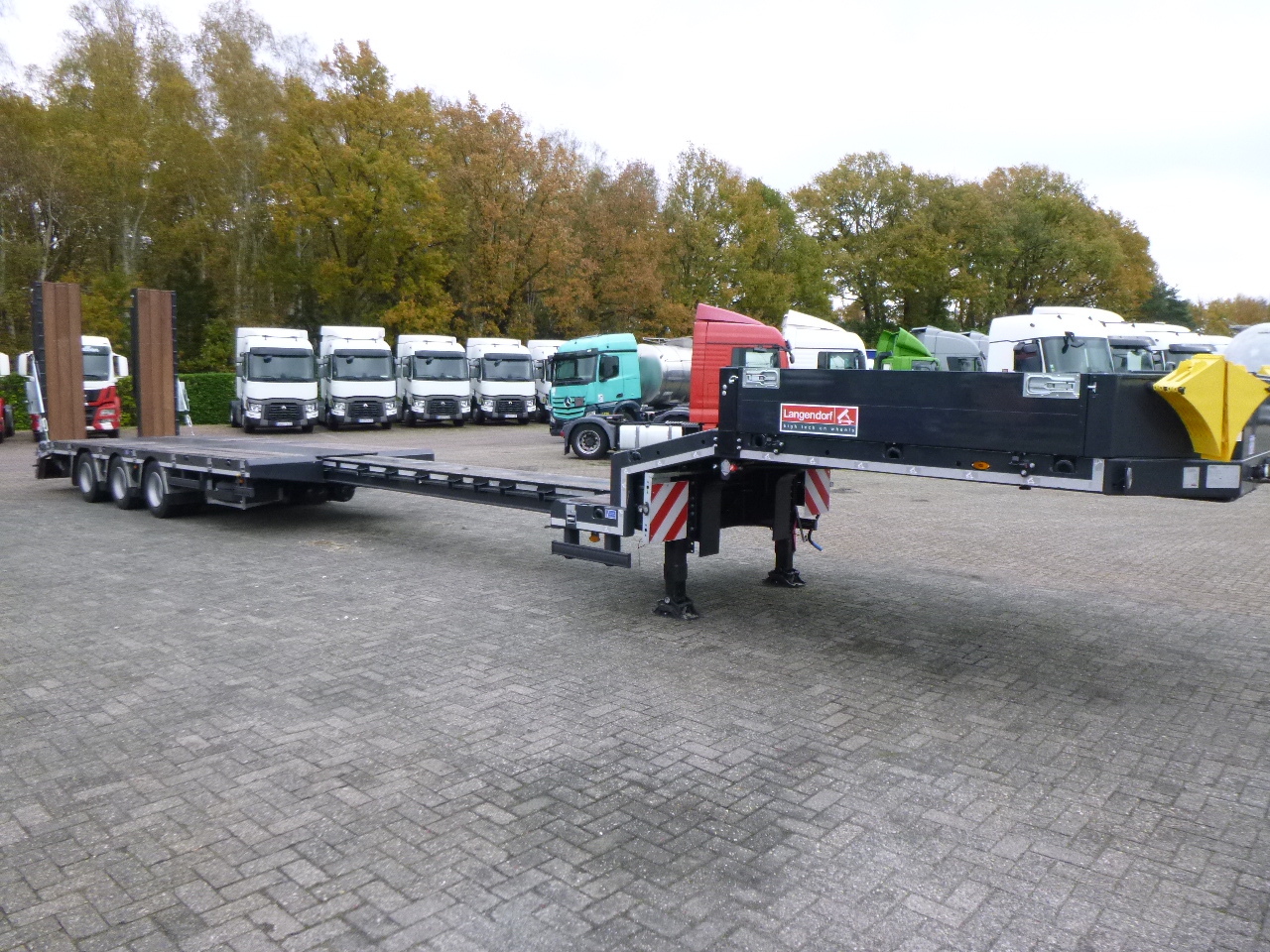 Új Félpótkocsi mélybölcsős Langendorf 3-axle semi-lowbed trailer 48T ext. 13.5 m + ramps: 14 kép.