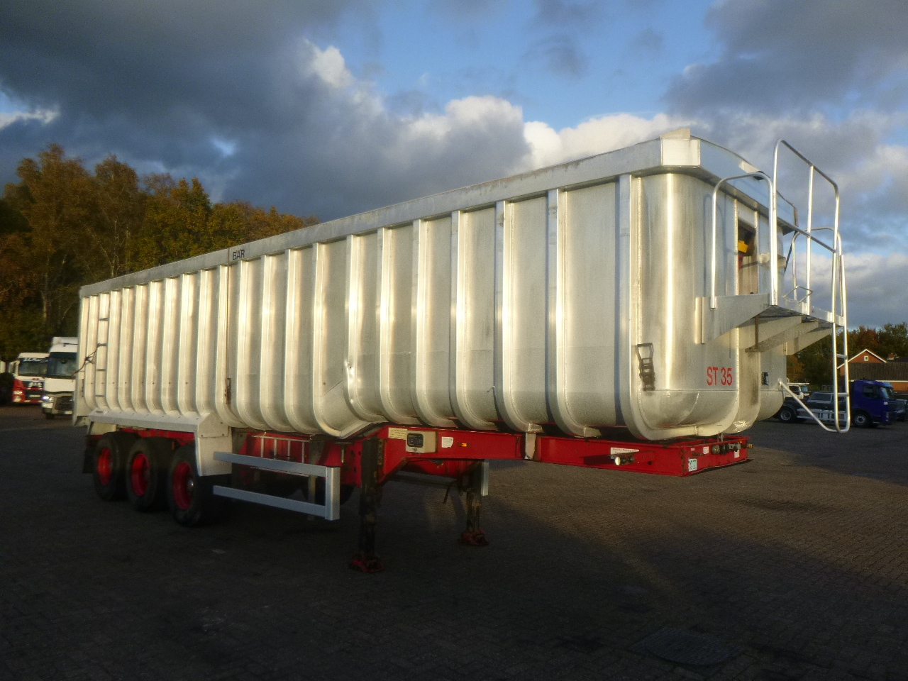 Félpótkocsi billenőplatós Montracon Tipper trailer alu 53.6 m3 + tarpaulin: 2 kép.