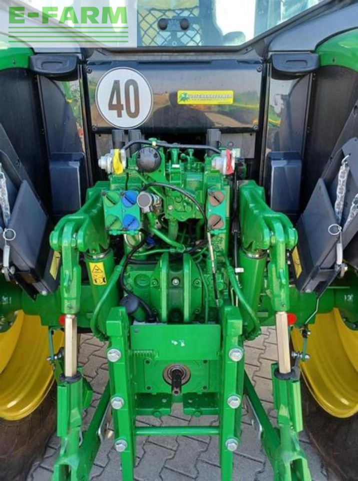 Traktor John Deere 6100m: 5 kép.
