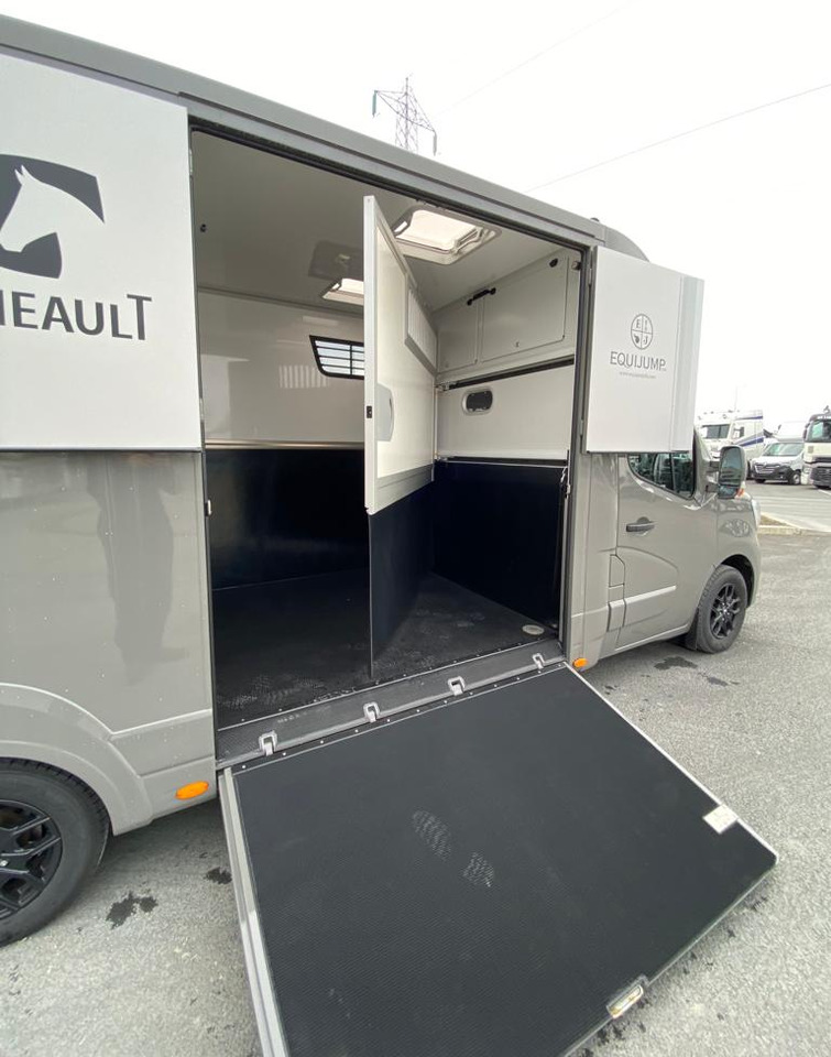 Lószállító kamion, Kisteherautó All New Renault Master / Theault 2 Horsebox: 14 kép.