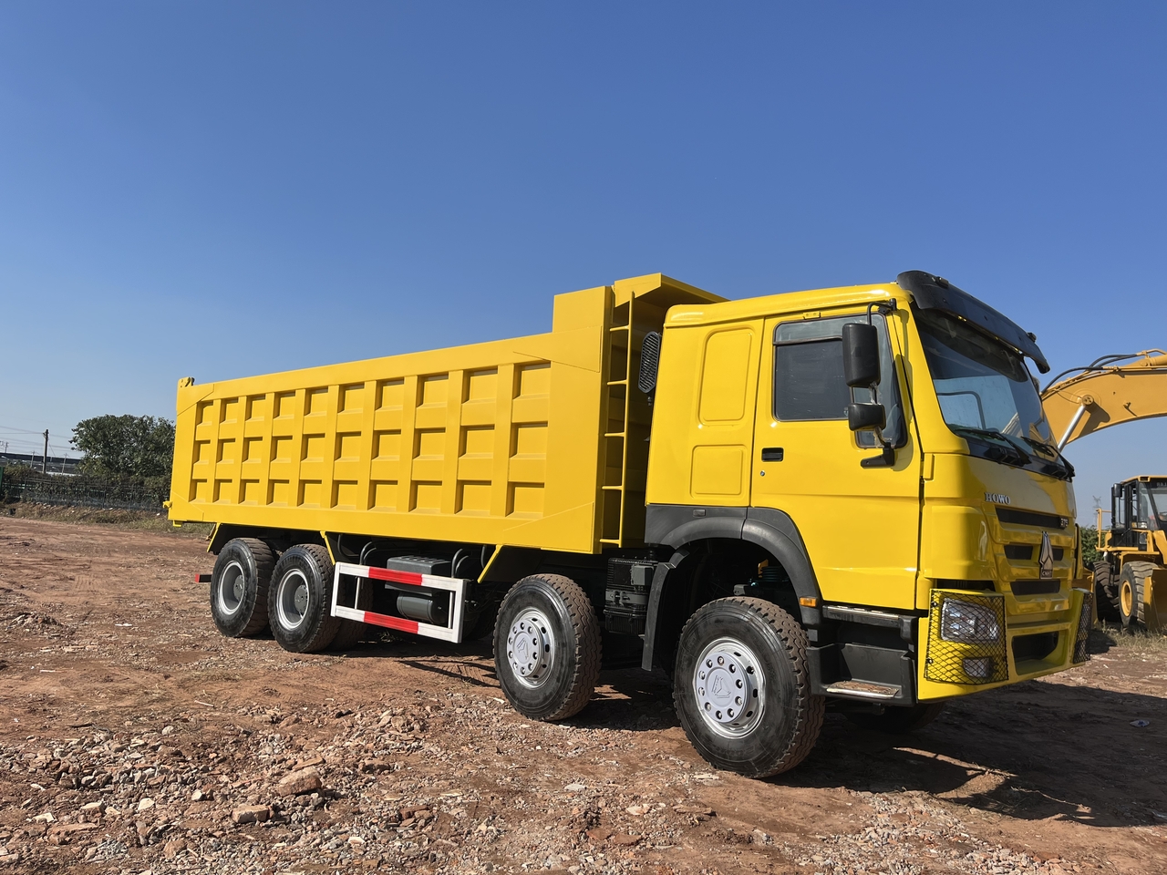 Billenőplatós teherautó a következők szállításához silózás SINOTRUK HOWO 371 Dump Truck 8x4: 7 kép.