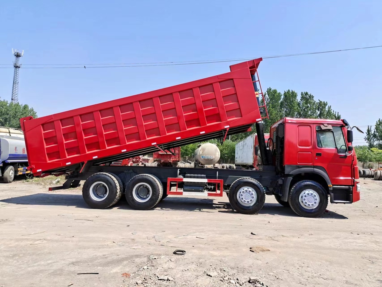 Billenőplatós teherautó a következők szállításához silózás SINOTRUK HOWO 420 Dump Truck: 3 kép.