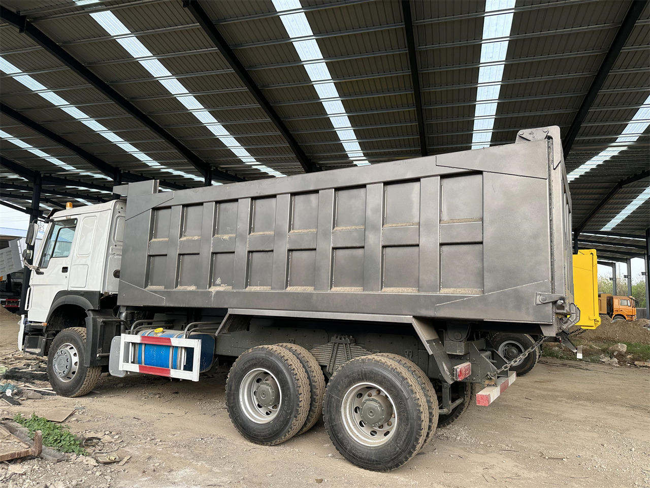 Billenőplatós teherautó a következők szállításához silózás SINOTRUK HOWO Dump truck 371 6x4: 8 kép.