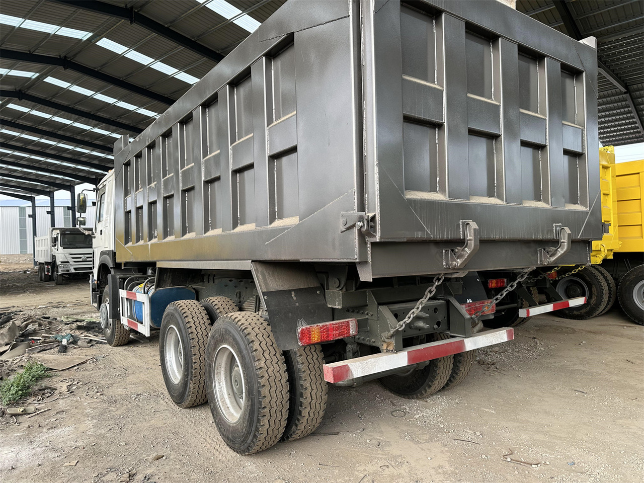 Billenőplatós teherautó a következők szállításához silózás SINOTRUK HOWO Dump truck 371 6x4: 7 kép.