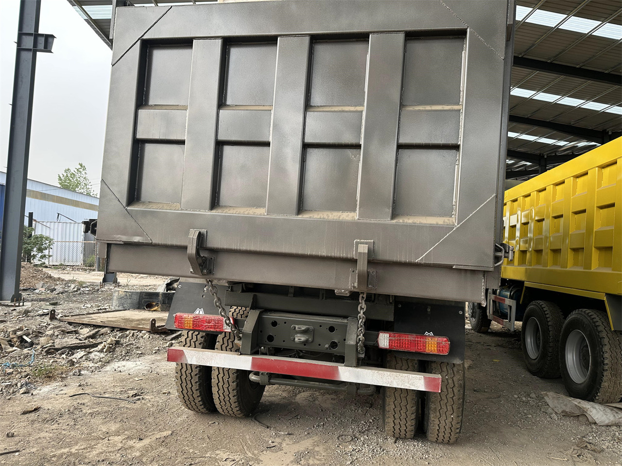 Billenőplatós teherautó a következők szállításához silózás SINOTRUK HOWO Dump truck 371 6x4: 6 kép.