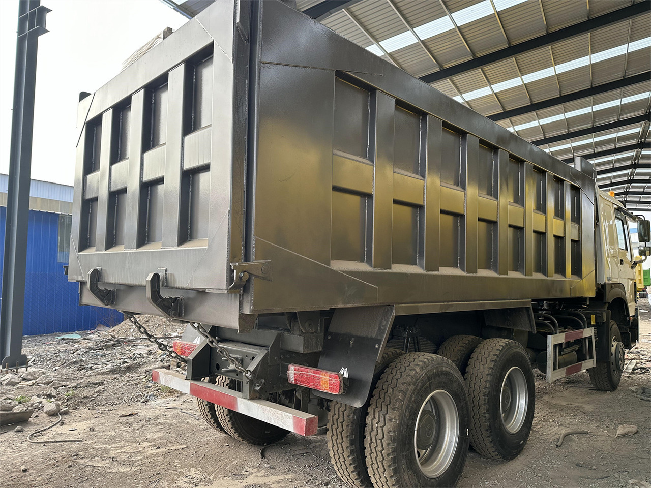 Billenőplatós teherautó a következők szállításához silózás SINOTRUK HOWO Dump truck 371 6x4: 5 kép.