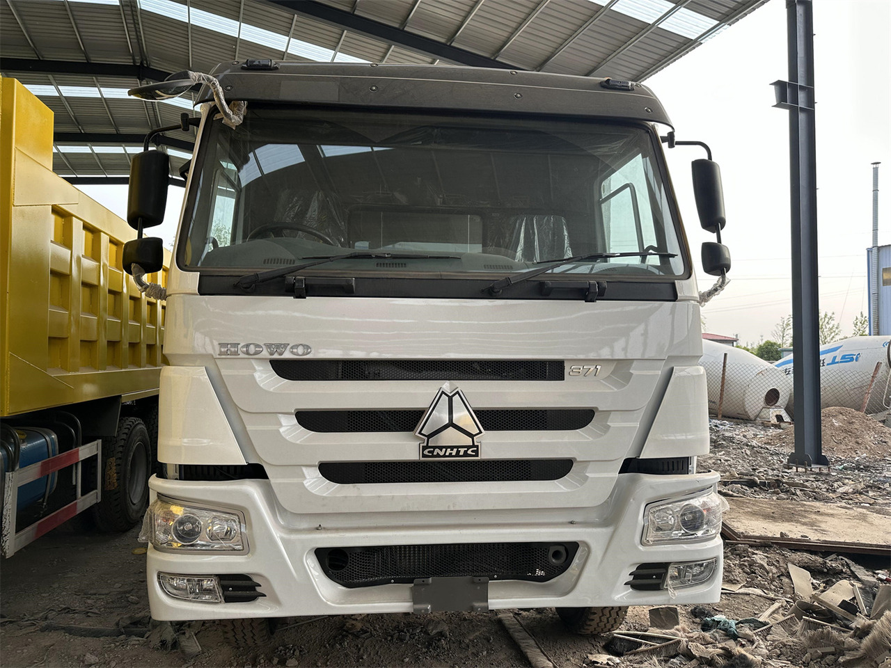 Billenőplatós teherautó a következők szállításához silózás SINOTRUK HOWO Dump truck 371 6x4: 3 kép.
