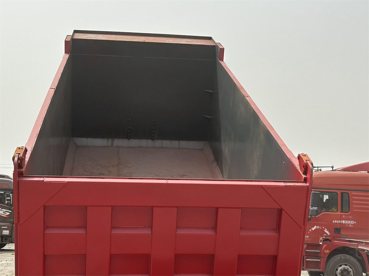 Billenőplatós teherautó a következők szállításához silózás SINOTRUK Howo Dump truck 371: 10 kép.