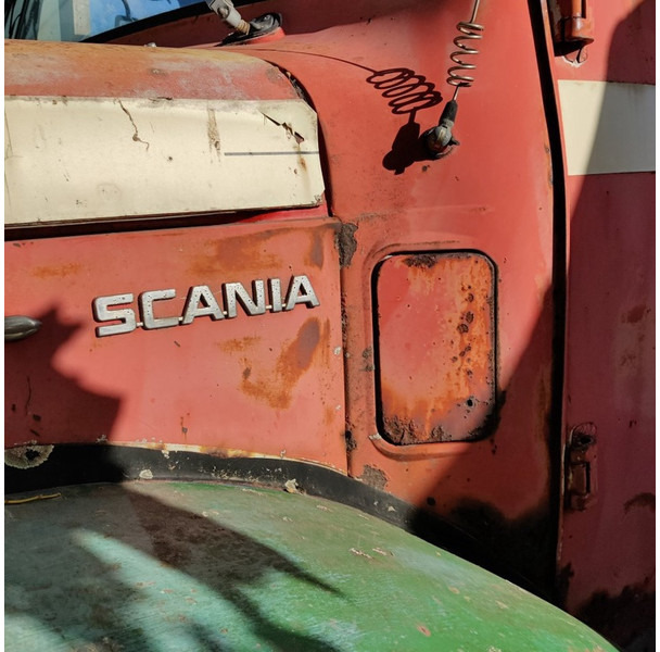 Platós teherautó Scania 110: 4 kép.