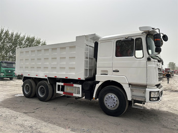 Billenőplatós teherautó a következők szállításához nehézgépek Shacman F3000: 3 kép.