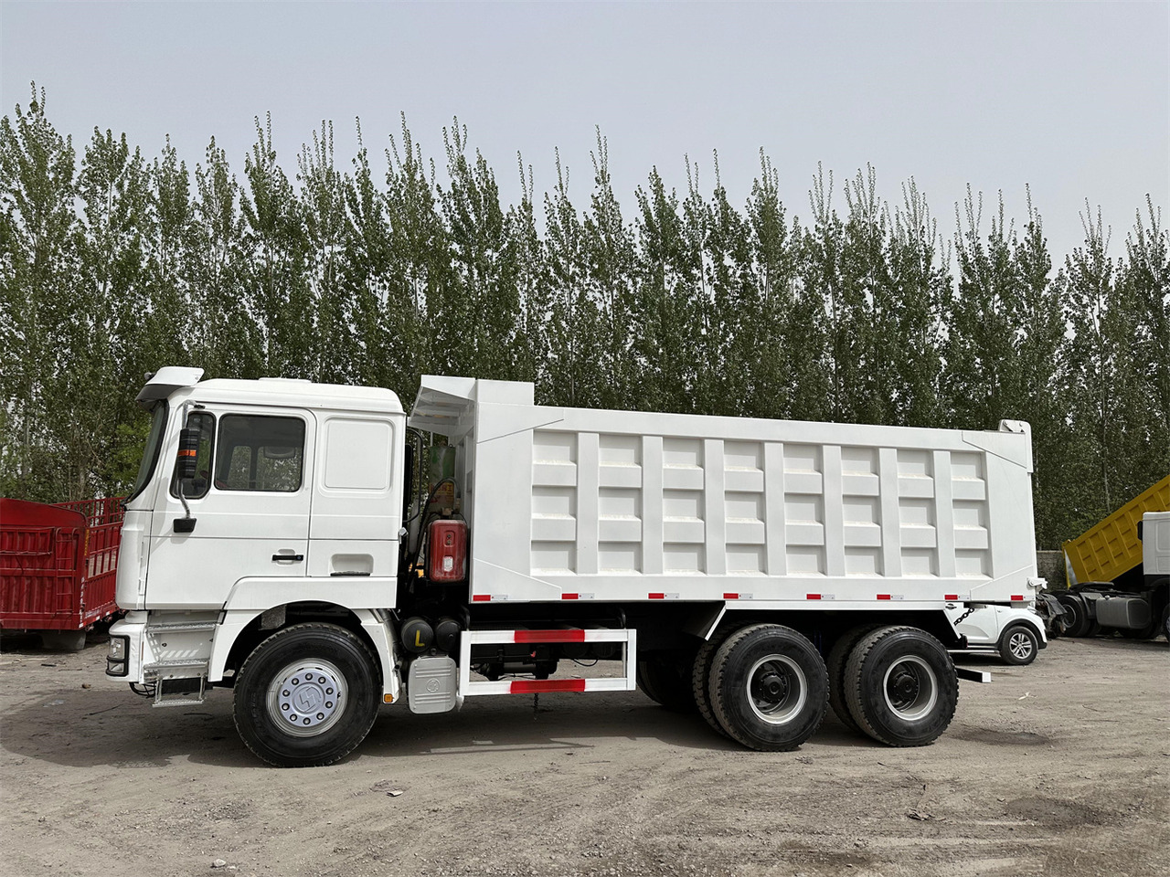 Billenőplatós teherautó a következők szállításához nehézgépek Shacman F3000: 4 kép.