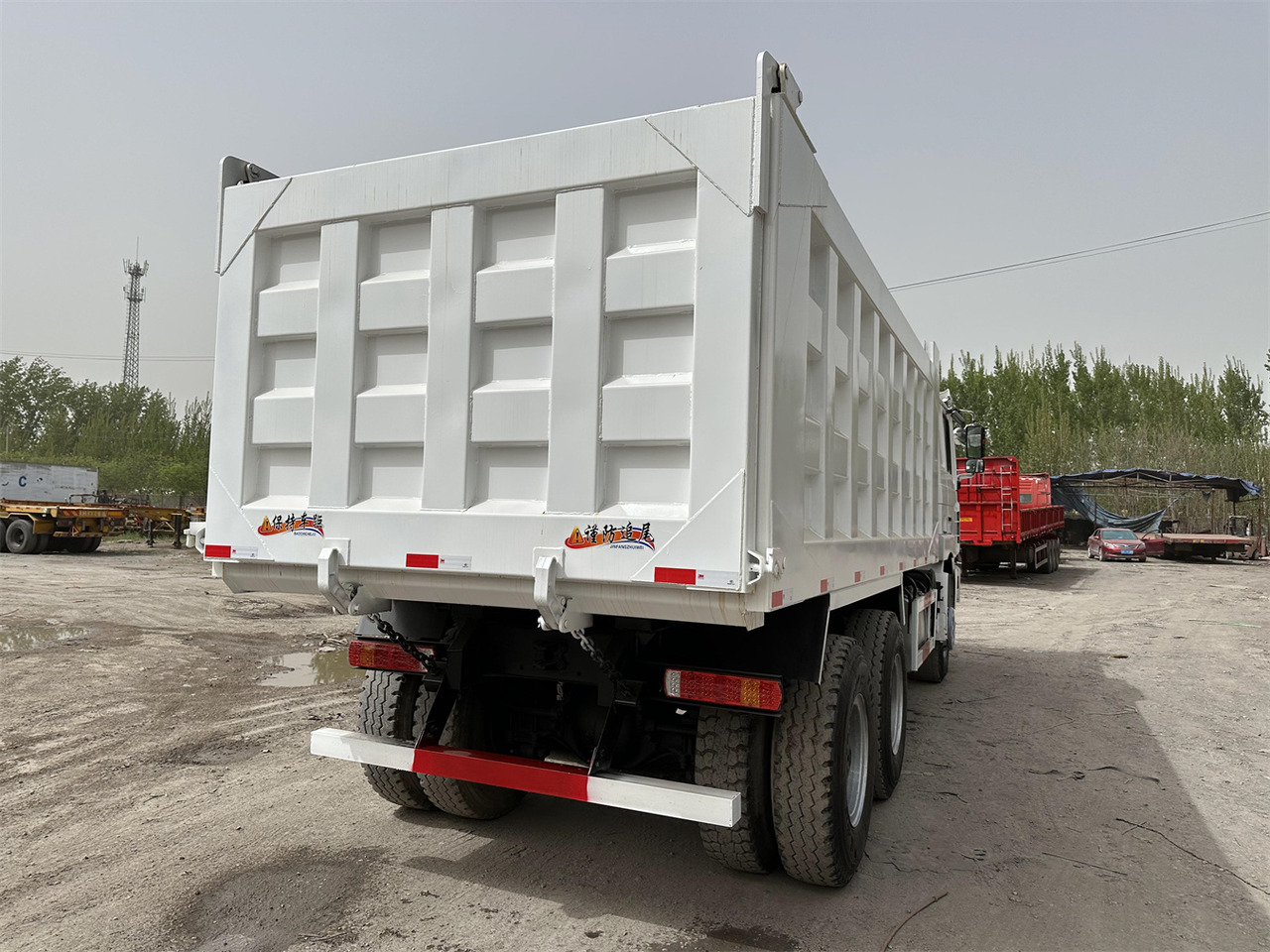 Billenőplatós teherautó a következők szállításához nehézgépek Shacman F3000: 11 kép.