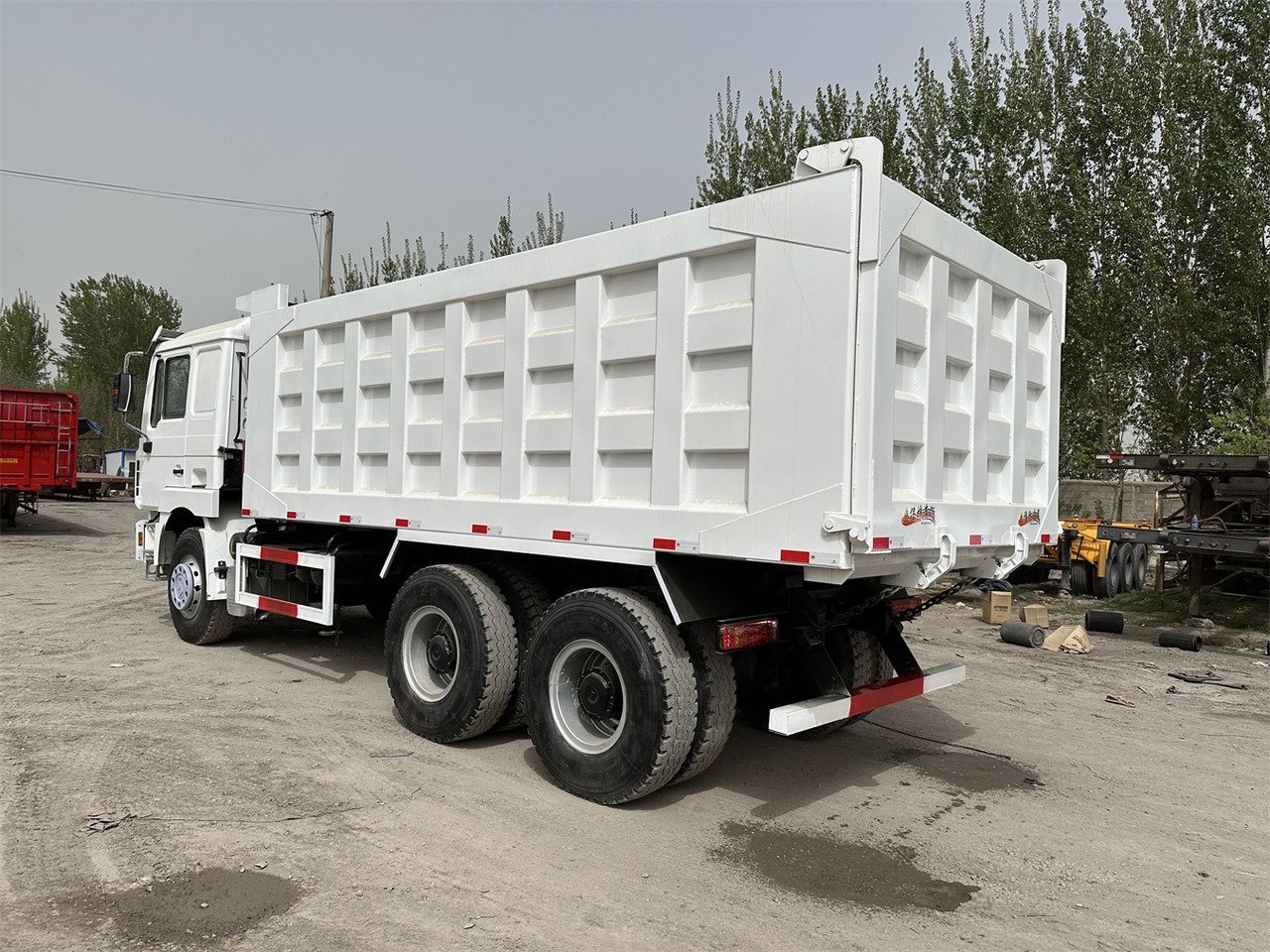 Billenőplatós teherautó a következők szállításához nehézgépek Shacman F3000: 6 kép.