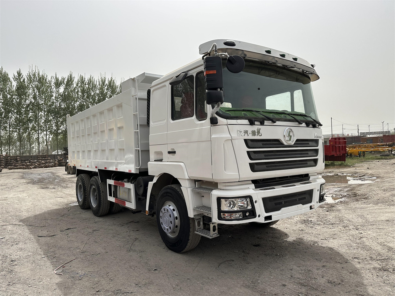 Billenőplatós teherautó a következők szállításához nehézgépek Shacman F3000: 2 kép.