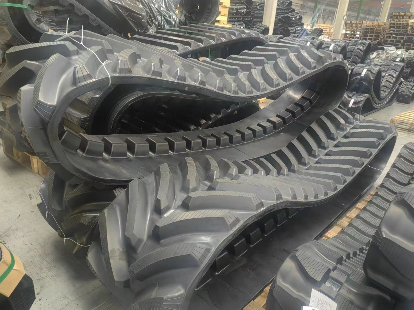LEACH LEWIS RUBBER TRACKS LIMITED undefined: 7 kép.