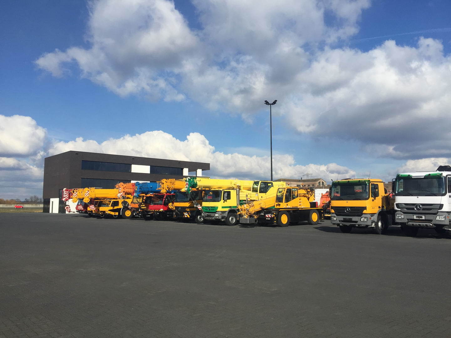 Geurts Trucks B.V. - Nyergesvontatók MERCEDES-BENZ - 8x6, légkondicionáló undefined: 5 kép.