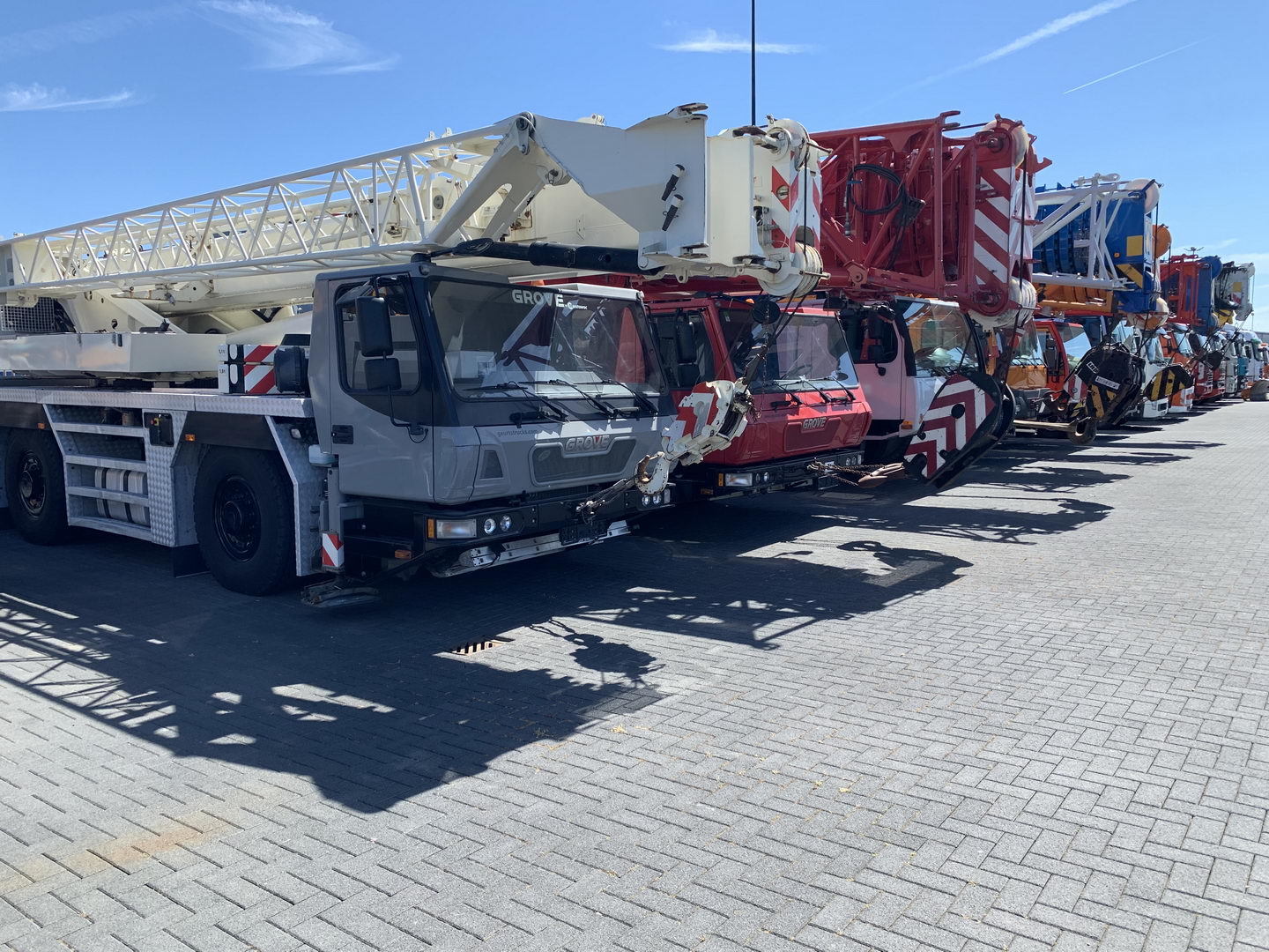 Geurts Trucks B.V. - Nyergesvontatók MERCEDES-BENZ - 8x6, légkondicionáló undefined: 7 kép.