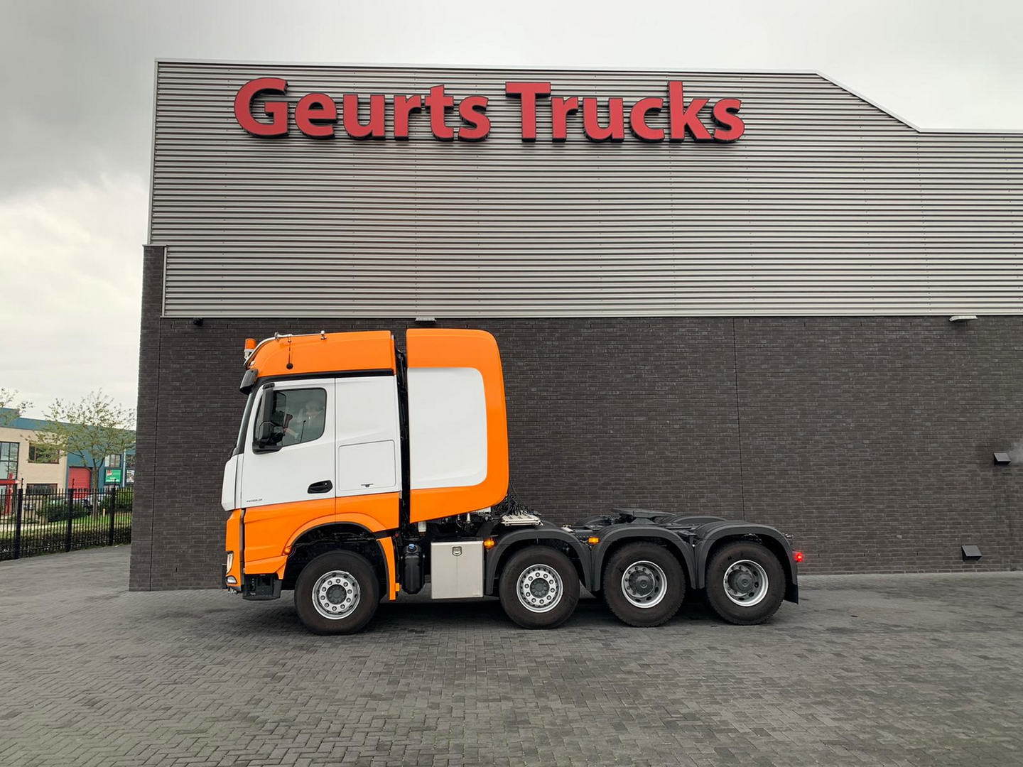 Geurts Trucks B.V. - Nyergesvontatók MERCEDES-BENZ - 8x6, légkondicionáló undefined: 35 kép.