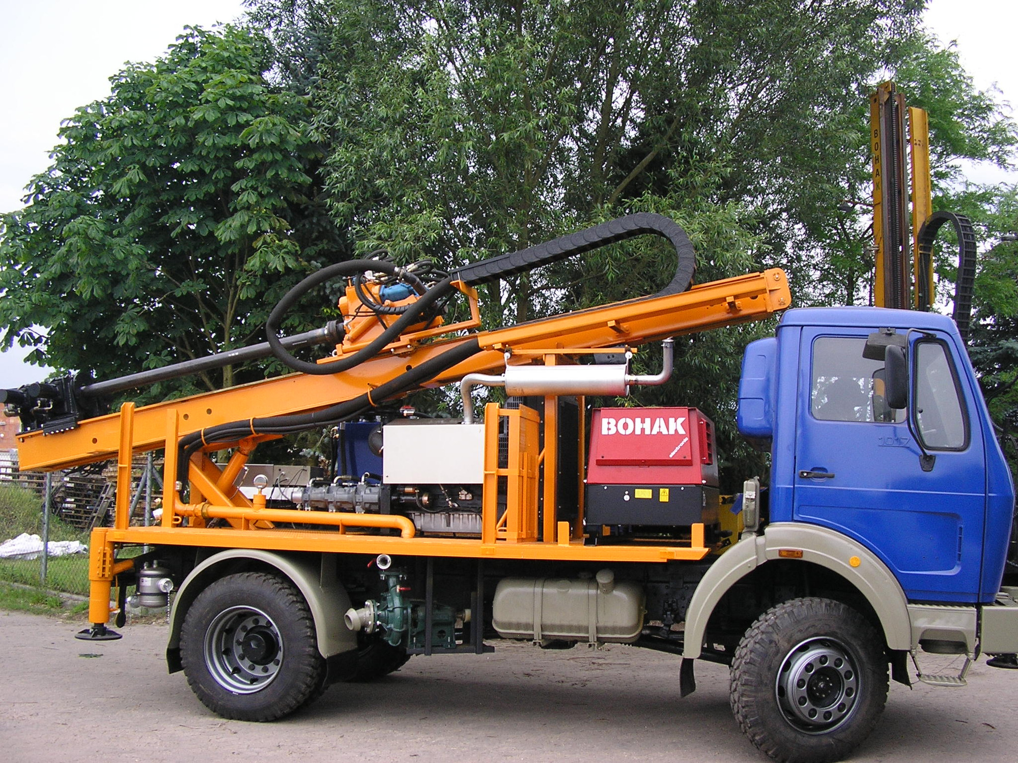 Bohak GmbH & Co. KG Bohrtechnik und Bohranlagen - eladó járművek undefined: 2 kép.