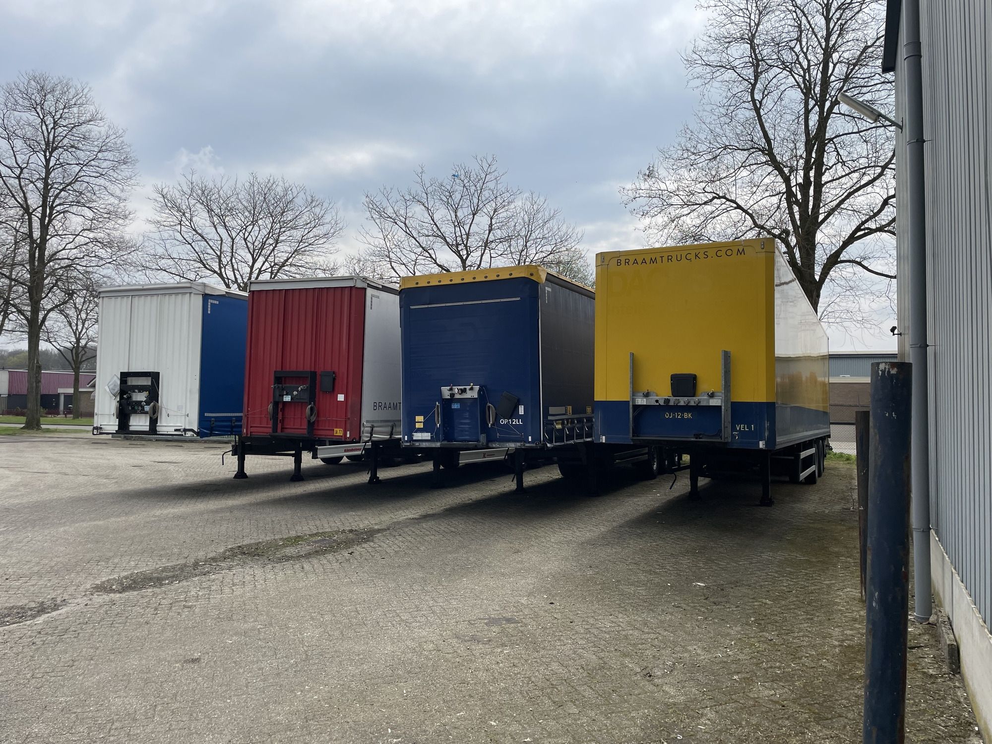 BRAAM TRUCKS & TRAILER VERHUUR B.V. - eladó járművek undefined: 17 kép.