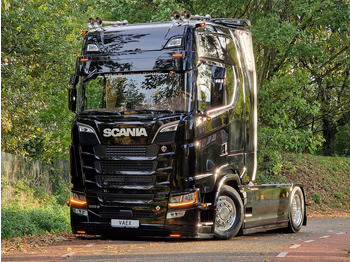 Új Nyergesvontató Scania 590S V8 NGS Highline 4x2 - New show truck - Full spec - Retarder - Leather - Full air - BUFFL: 2 kép. Új Nyergesvontató Scania 590S V8 NGS Highline 4x2 - New show truck - Full spec - Retarder - Leather - Full air - BUFFL: 2 kép.