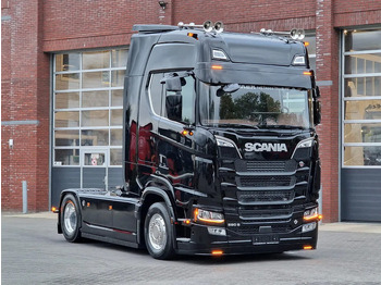 Új Nyergesvontató Scania 590S V8 NGS Highline 4x2 - New show truck - Full spec - Retarder - Leather - Full air - BUFFL: 3 kép. Új Nyergesvontató Scania 590S V8 NGS Highline 4x2 - New show truck - Full spec - Retarder - Leather - Full air - BUFFL: 3 kép.