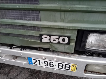 Tartályos teherautó a következők szállításához élelmiszer Scania 93 250: 4 kép. Tartályos teherautó a következők szállításához élelmiszer Scania 93 250: 4 kép.