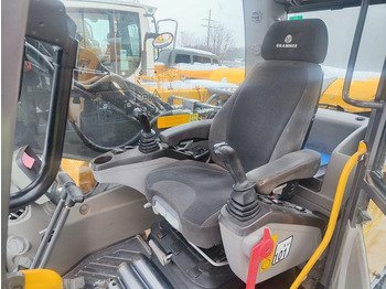 Lánctalpas kotró Volvo EC180 D: 5 kép. Lánctalpas kotró Volvo EC180 D: 5 kép.
