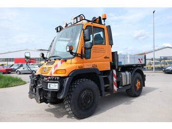 Platós teherautó UNIMOG U400
