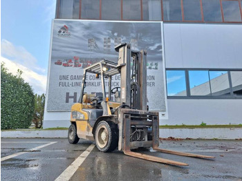 Gázüzemű targonca Caterpillar GP30NT: 2 kép. Gázüzemű targonca Caterpillar GP30NT: 2 kép.