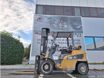 Gázüzemű targonca Caterpillar GP30NT: 3 kép. Gázüzemű targonca Caterpillar GP30NT: 3 kép.
