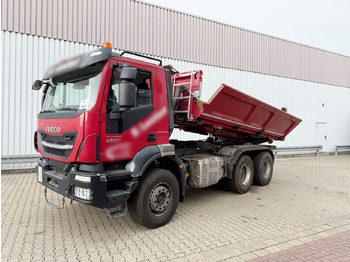 Billenőplatós teherautó