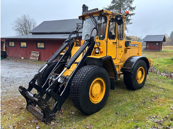 Gumikerekes homlokrakodó VOLVO 4300