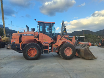 Gumikerekes homlokrakodó DOOSAN DL250