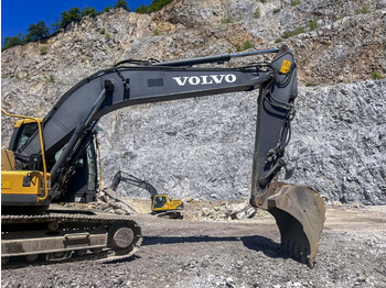 Lánctalpas kotró VOLVO EC220D: 4 kép. Lánctalpas kotró VOLVO EC220D: 4 kép.