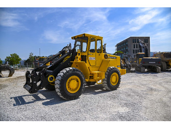 Gumikerekes homlokrakodó Volvo BM4300: 2 kép.