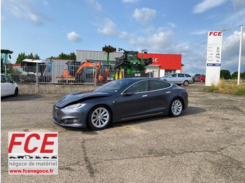 Autó TESLA