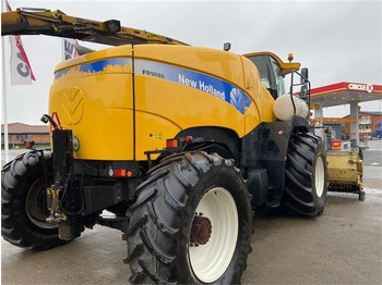 Önjáró szecskázógép New Holland FR9080 med pick-up: 4 kép.