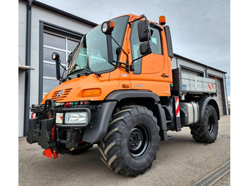 Billenőplatós teherautó UNIMOG U300