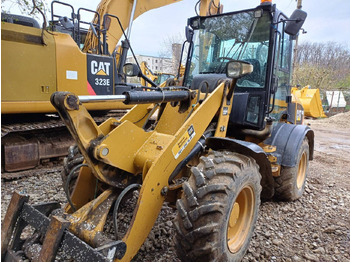 Gumikerekes homlokrakodó CATERPILLAR 908H