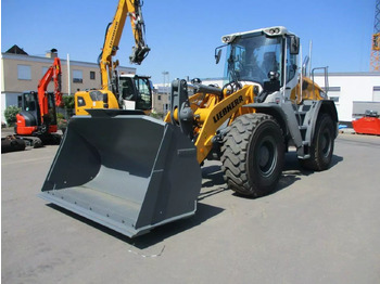 Gumikerekes homlokrakodó LIEBHERR L 526