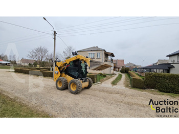 Mini homlokrakodó Caterpillar 242 D 3: 3 kép. Mini homlokrakodó Caterpillar 242 D 3: 3 kép.