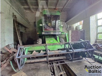 Kombájn JOHN DEERE