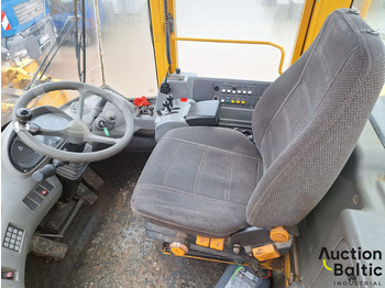 Gumikerekes homlokrakodó Volvo L 180 E: 5 kép.