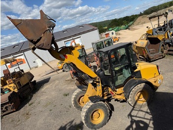 Gumikerekes homlokrakodó Caterpillar 908 H 2 mal verfügbar: 3 kép.